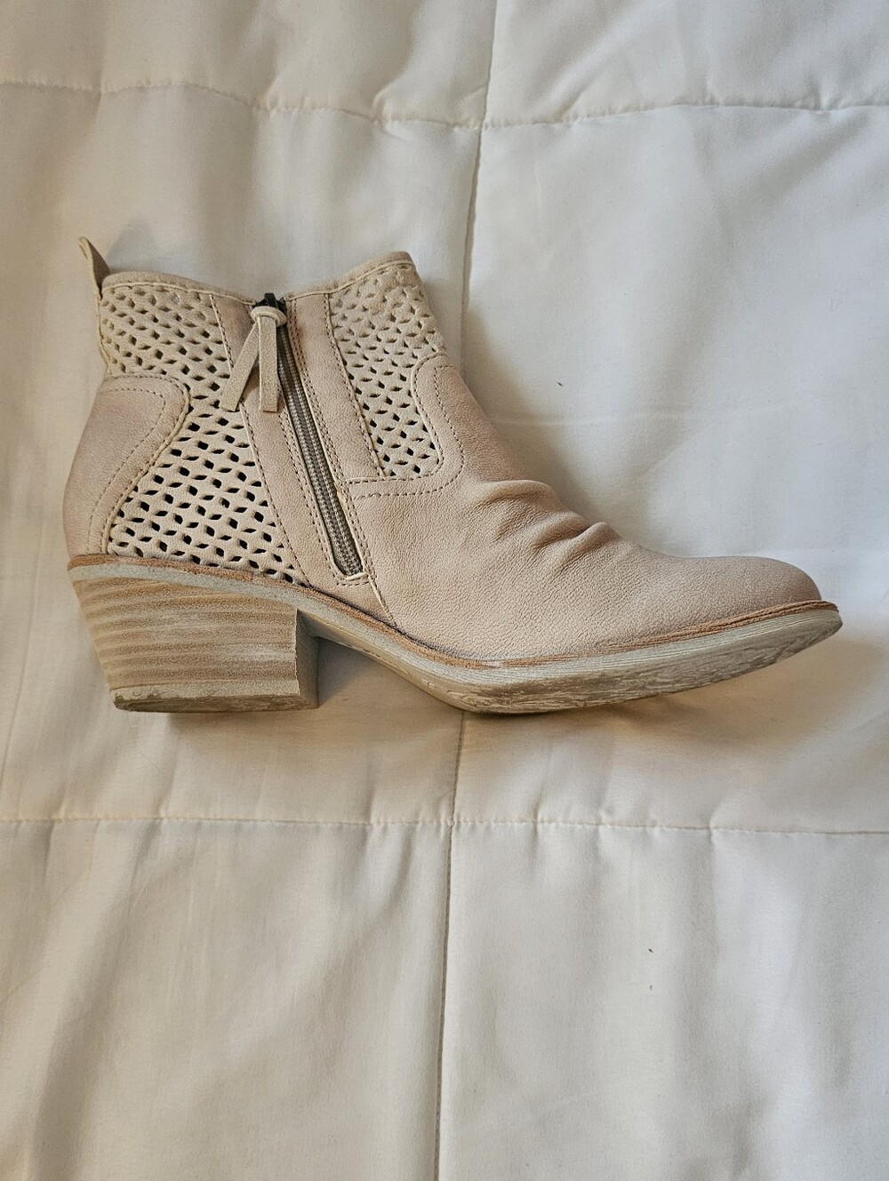 Soft Ankle Boot, Milk (off white) size 10M Leather - Picture 10 of 10